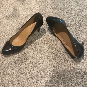 Ann Taylor size 7 black pumps